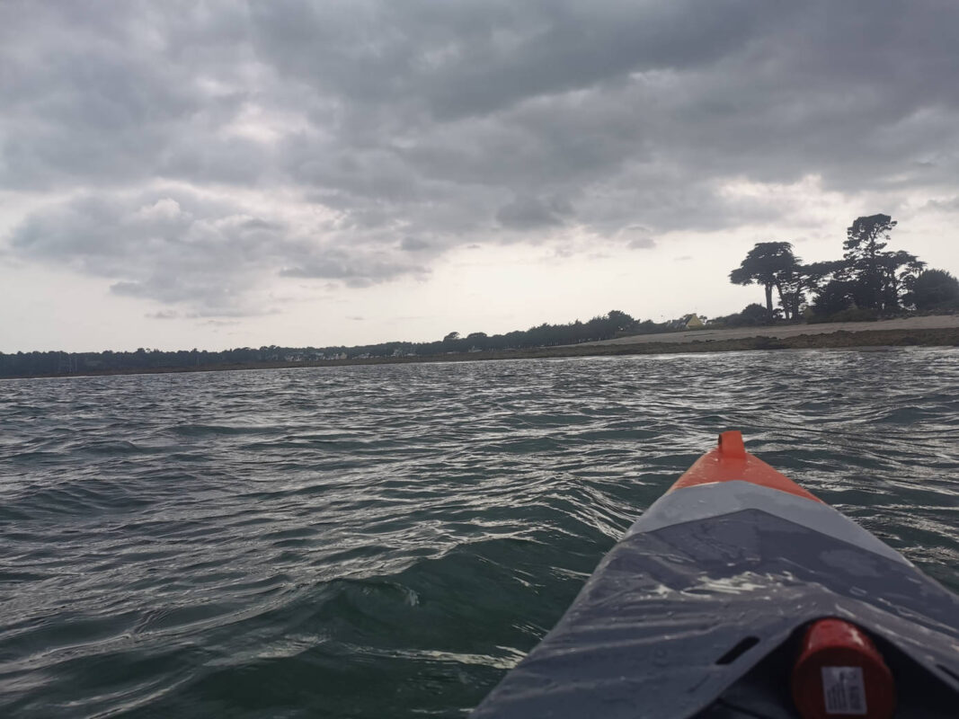 Départ sous un ciel couvert