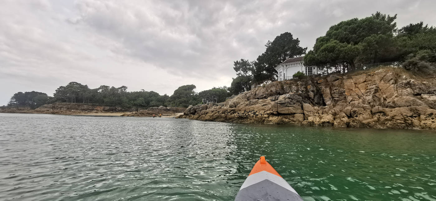 Le Kiosque,blanc sur une mer verte !