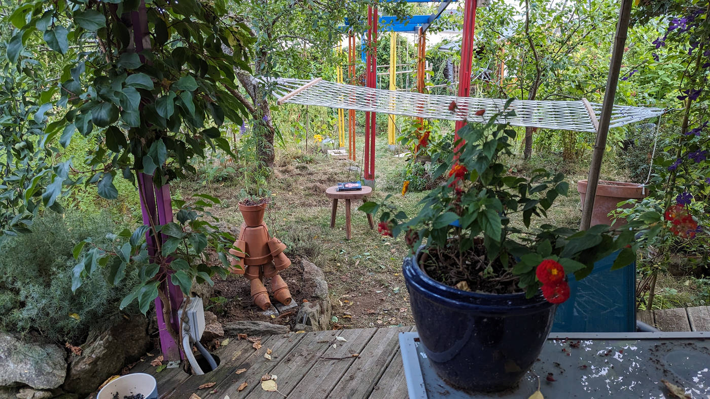 Jardin, hamac, gardien en pots déplacé