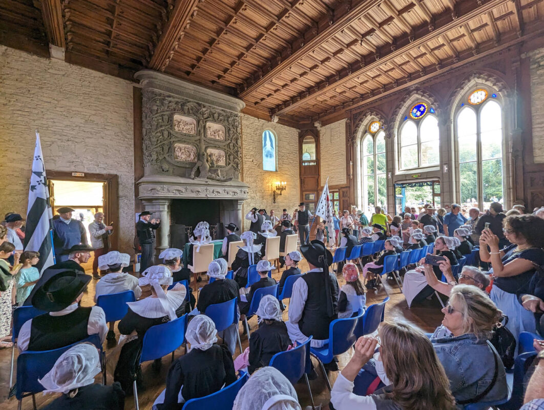 Cérémonie dans le château