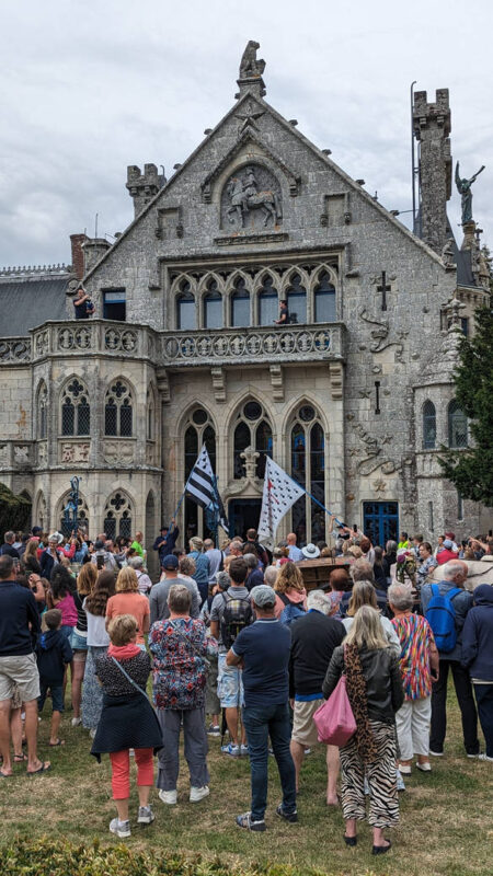 La sortie du château avec la cornemuse en haut de la tour