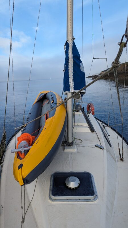 Le voilier et notre kayak pour aller à terre