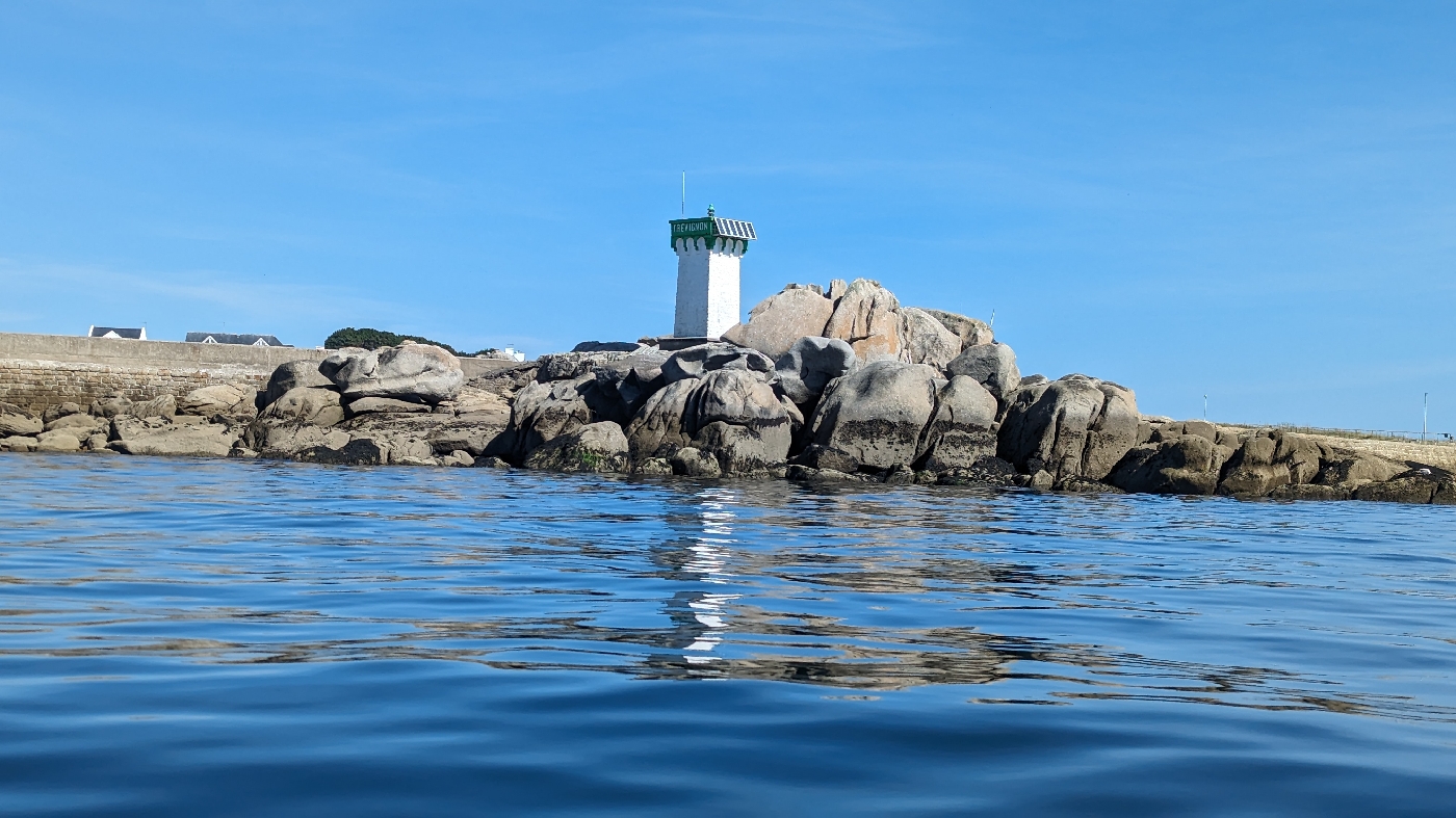 Le phare à l'entrée du port