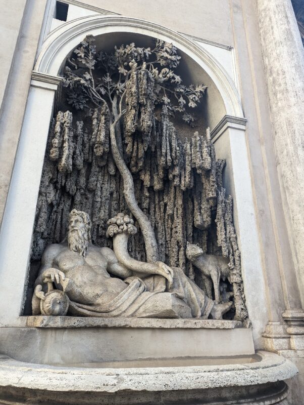 Sculpture dans un mur à coté du Palais du Quirinal