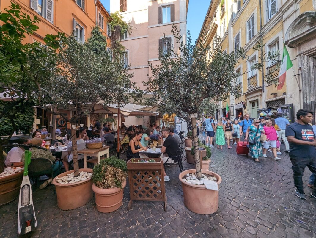 Les rue piétonnes, avec les terrasses de restaurants à toutes heures