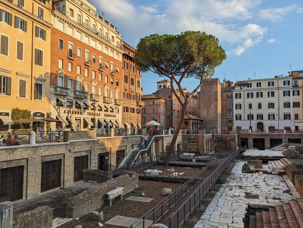 Ruine en plein centre, à coté du lieu de la mort de Jules César