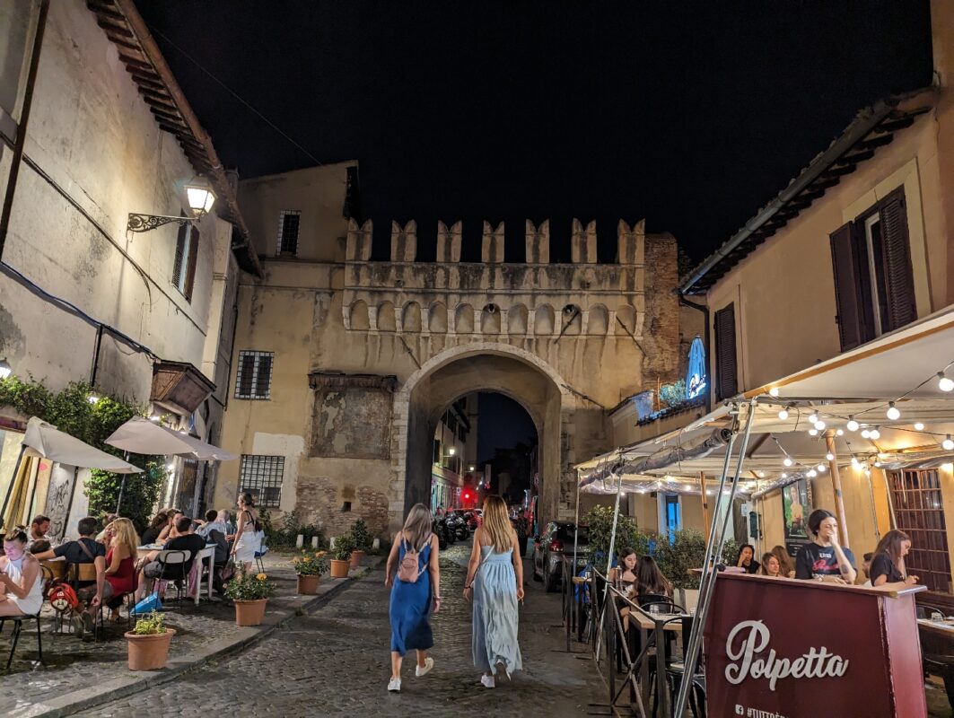 Une porte de nuit dans le Quartier de Trastevere