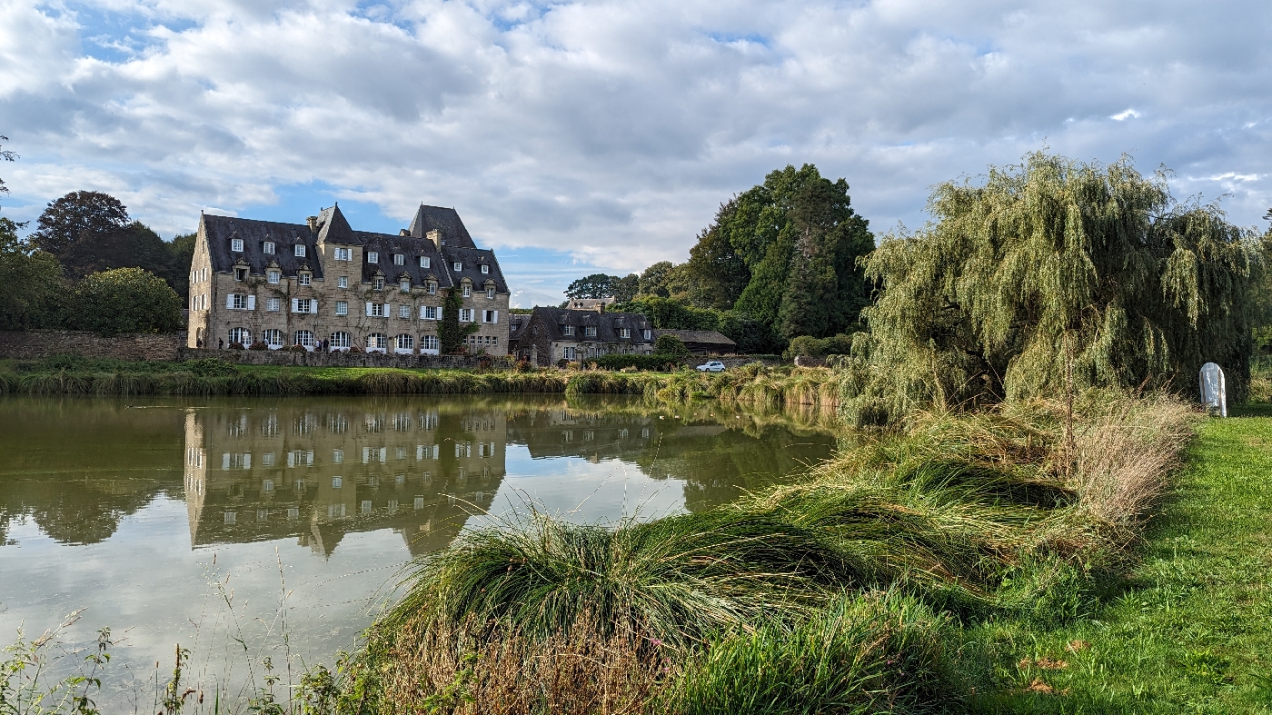 Les étangs et le manoir vu du parc