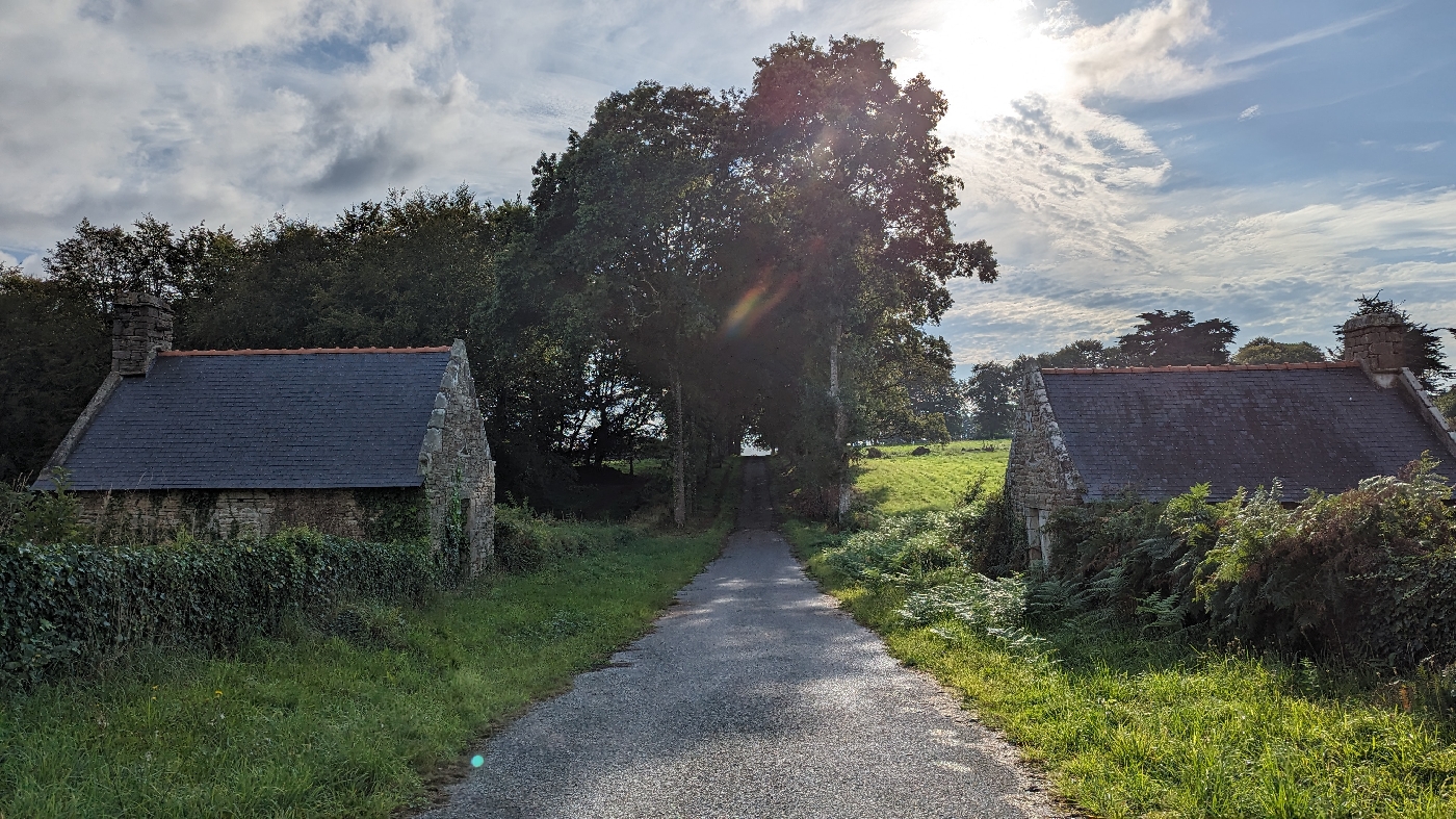 Les maisons de l'entrée côté vieille route