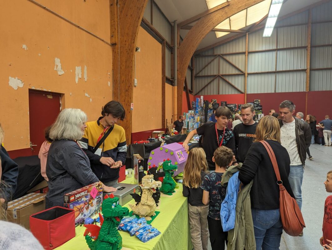 Il y a de l'occupation pour les bénévole BrickOuest au stand Fairy-Brick