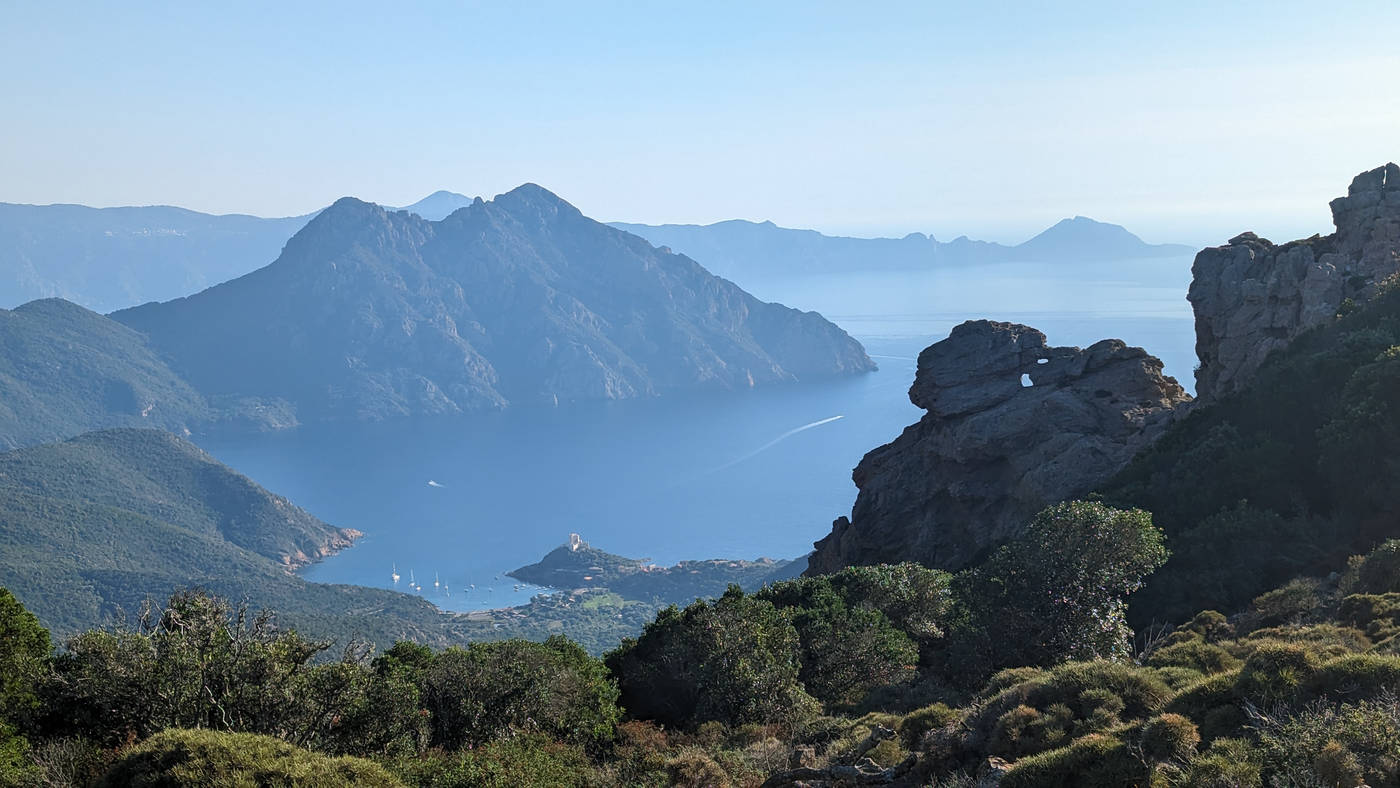 Girolata, son fort et une roche persé