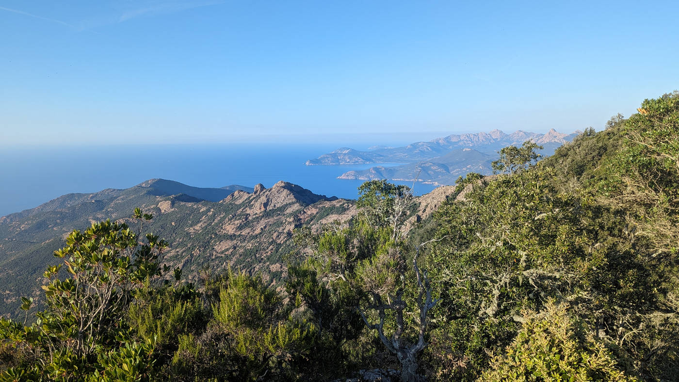 La crête sur laquelle se trouve le sentier