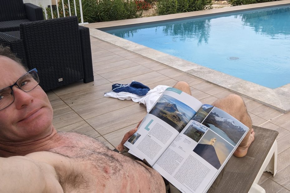 Lecture d'un carnet d'aventure à la piscine