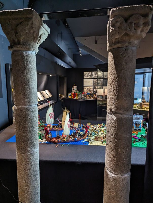 2 tables dans les décors du musée