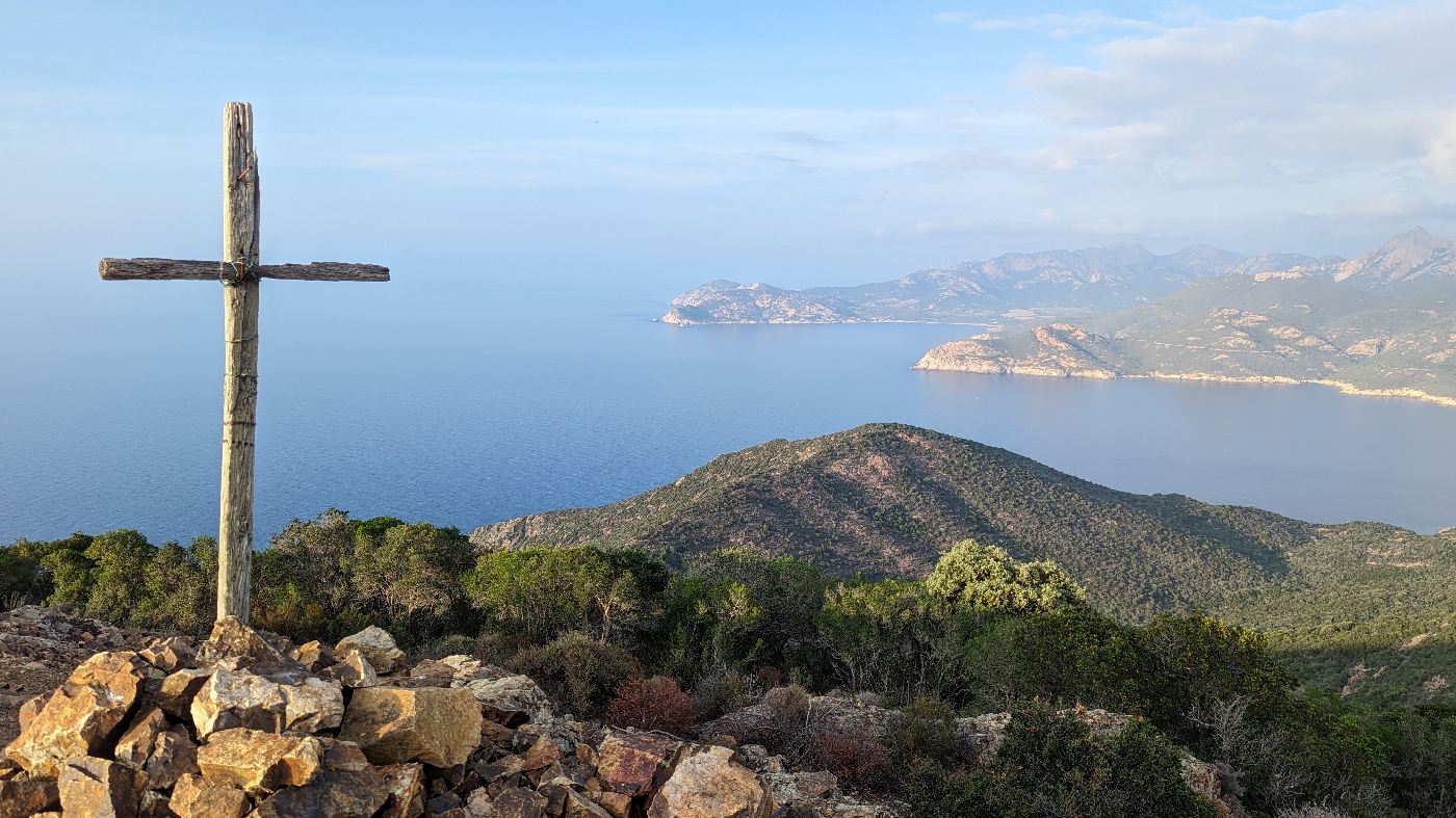 Une croix au sommet