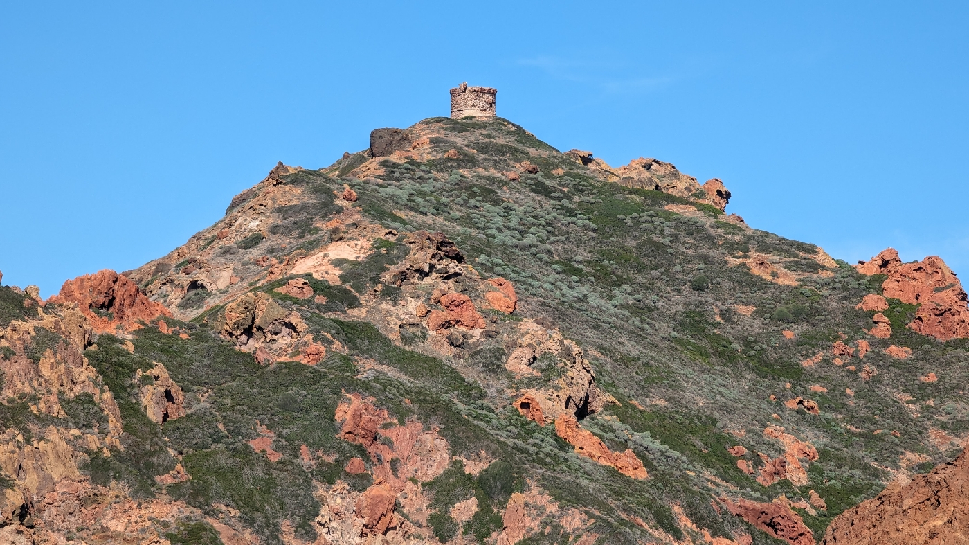 Festival de dégradé de couleur entre le ciel, la roche et la végétation