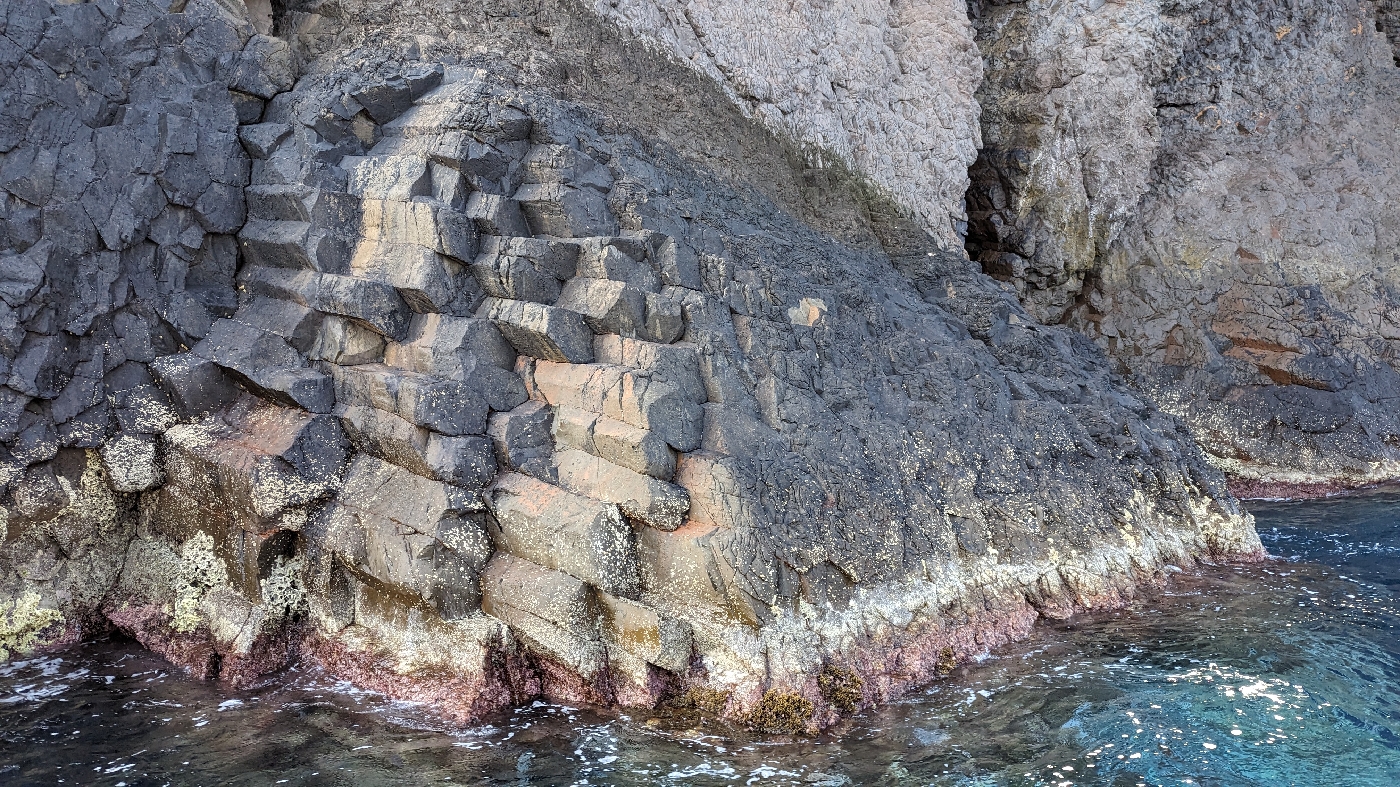 La forme hexagonal typique des pas de géant, ici couché par l'éboulement d'un morceau de cratère