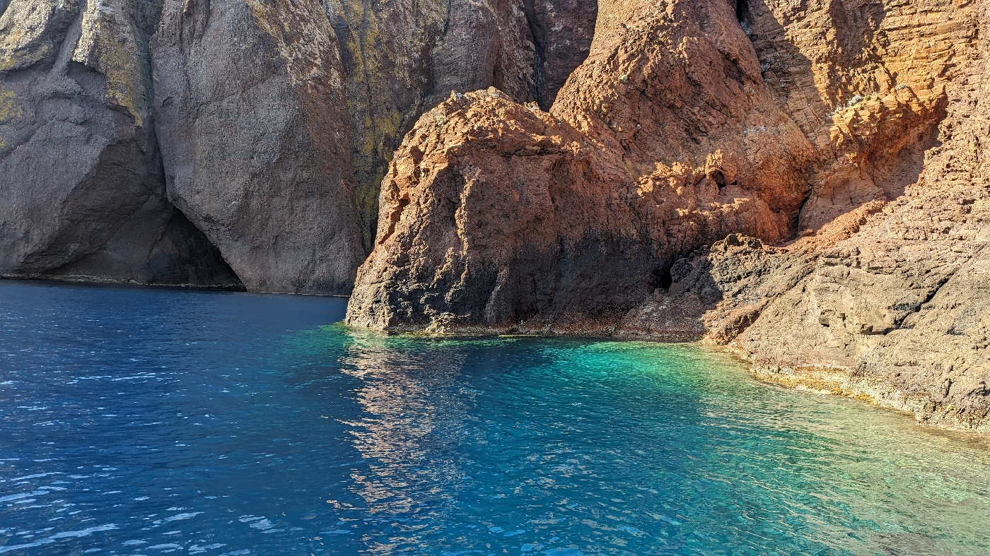 Contraste de couleur entre l'eau et la roche