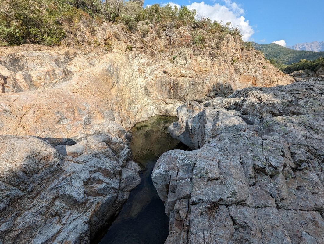 Le Fongo zigzag entre les roches