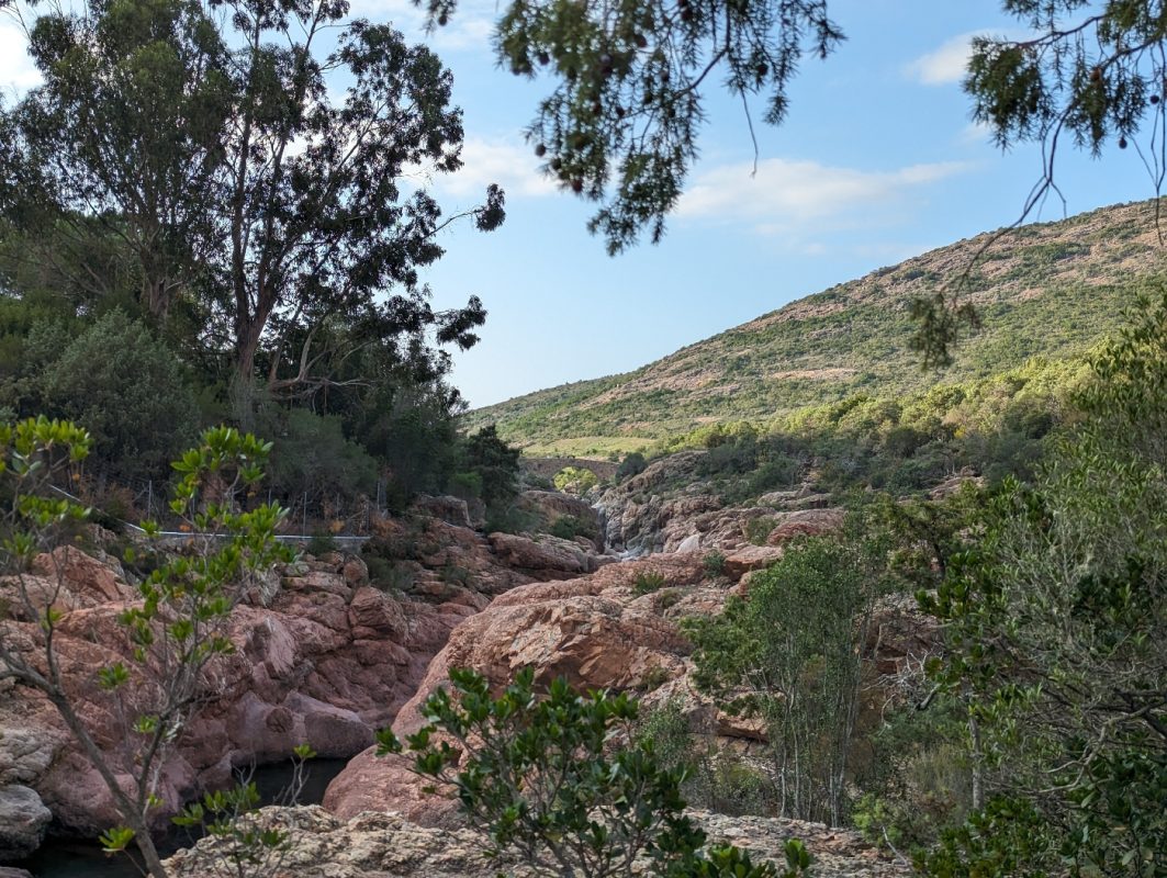 Au loin, le pont de l'arrivé