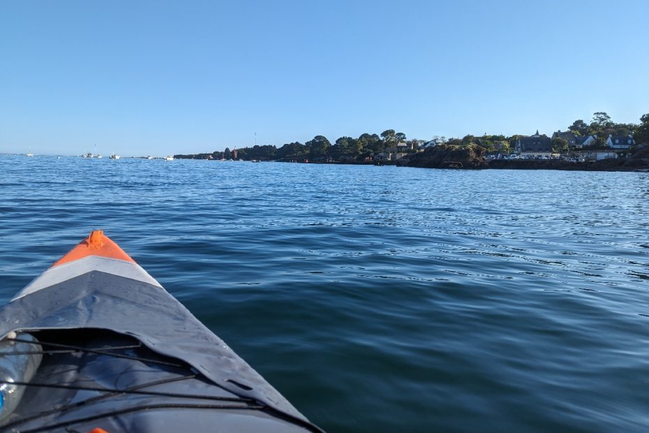 Kayak et ciel bleu