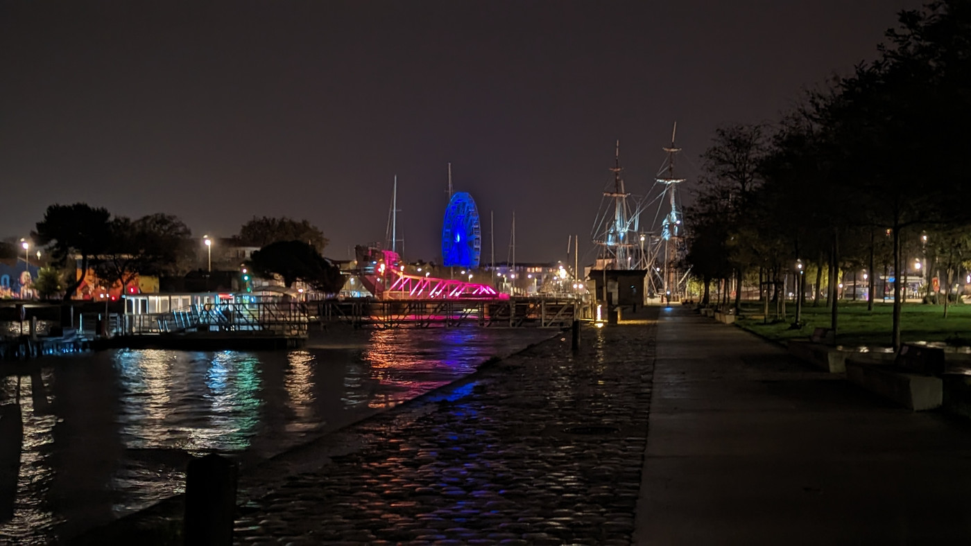 Vieux grément et grande roue à La Rochelle