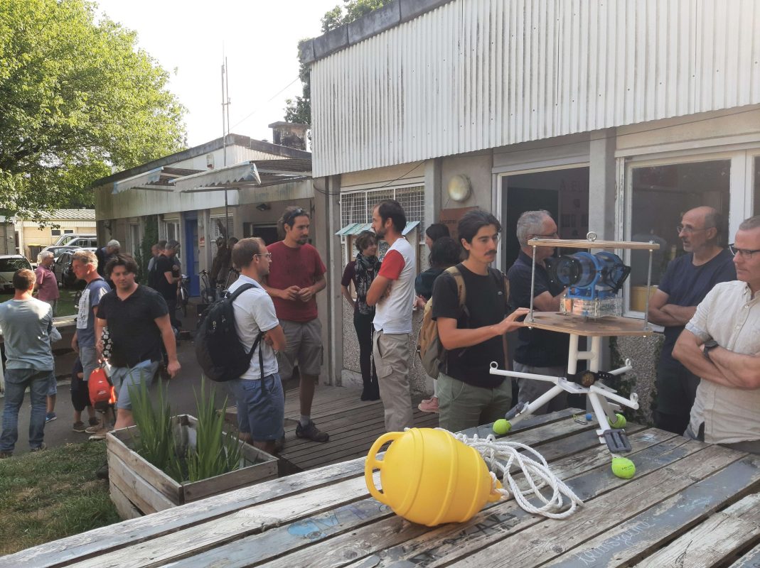 Le sous marin au milieu des ateliers