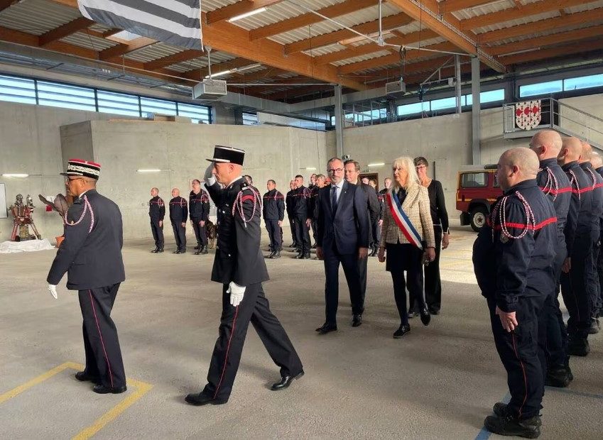 Les autorités et les officiels ont passé en revue les équipes du centre de secours et d’incendie de Concarneau. | OUEST-FRANCE