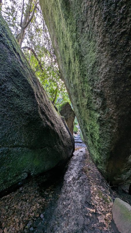 le sentier entre les roches