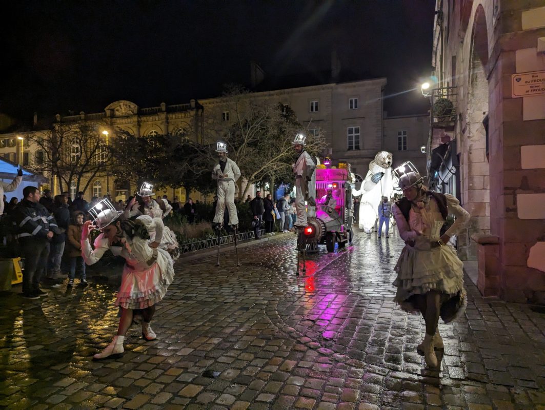 Danseuses et échassiers