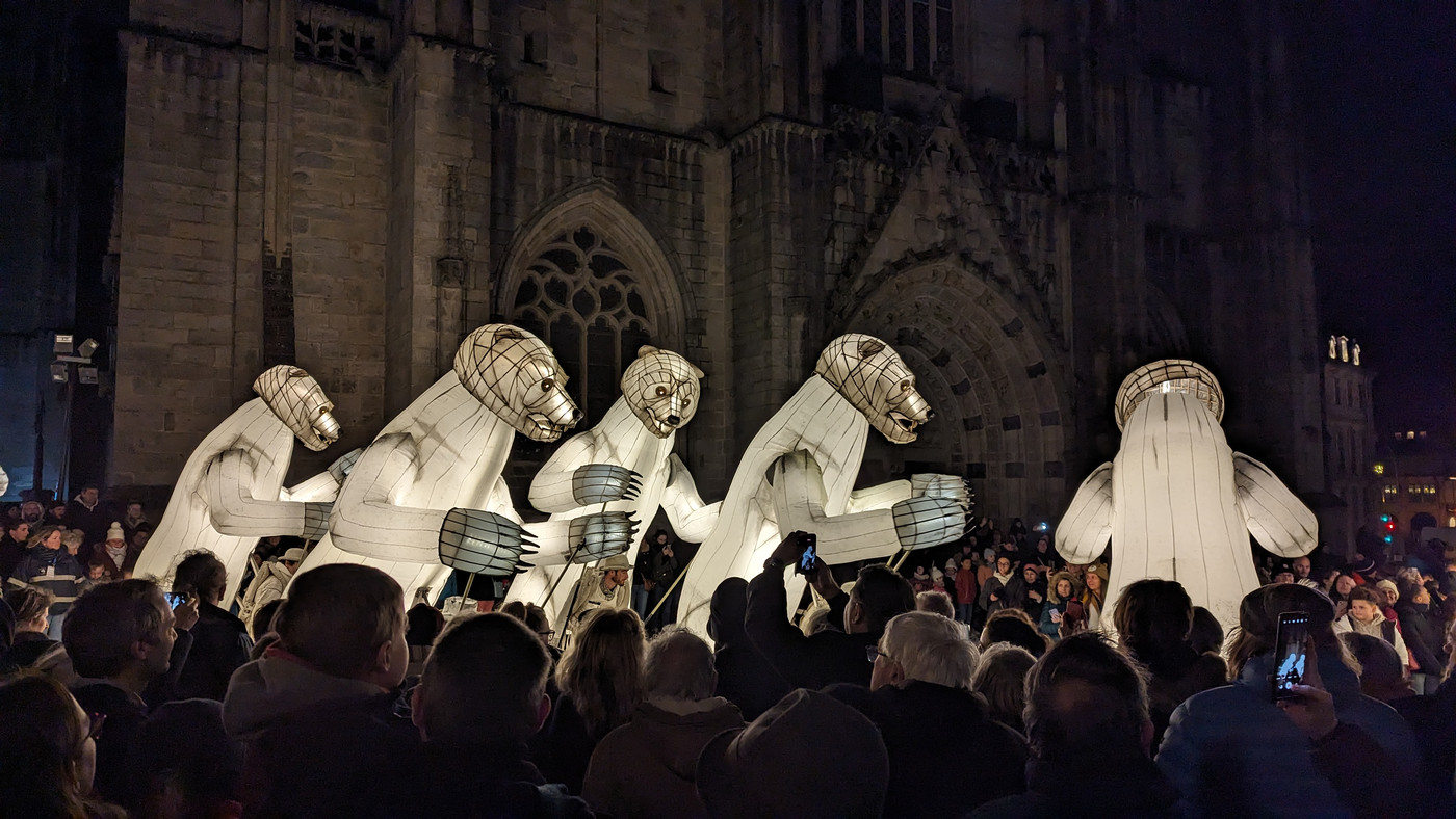 Ours devant la cathédrale