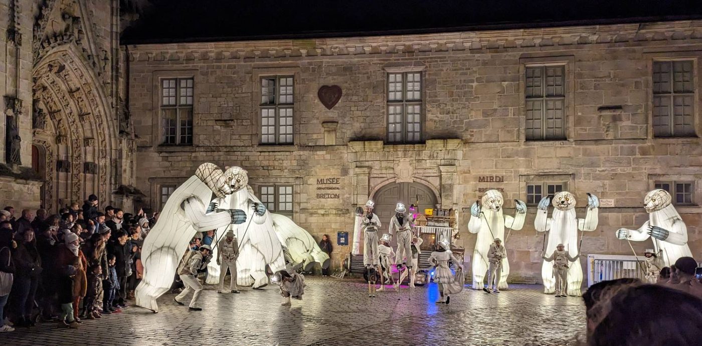 Pause spectacle d'échasse et de danses