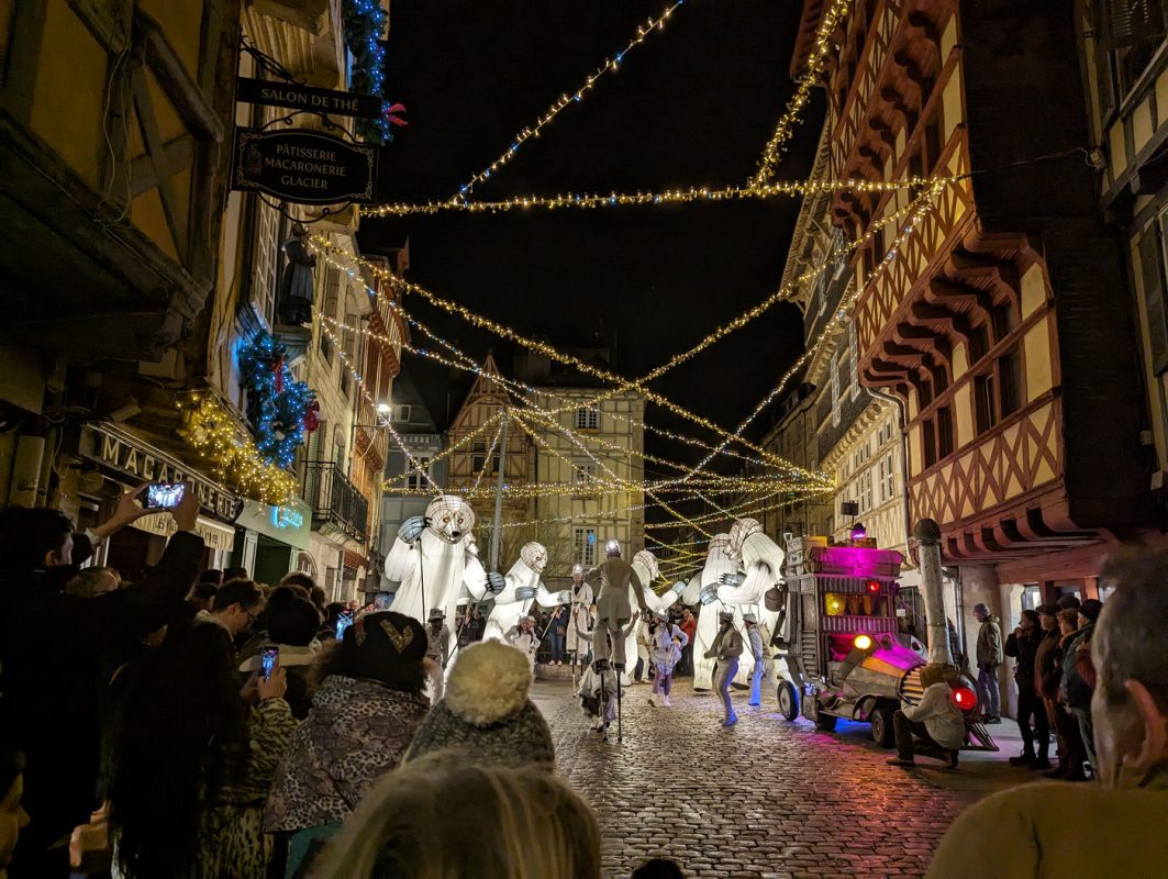 Dans la rue de Kéréon, sous les lampions, les colombage des maisons et les statuettes