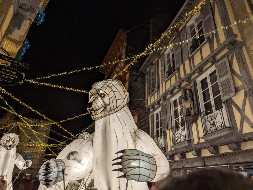 Façade et ours sous les guirlandes de lumiére