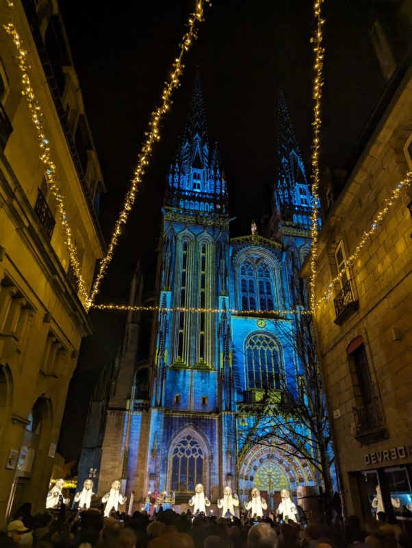 Les ours, et déjà les essais d’illumination de la cathédrale