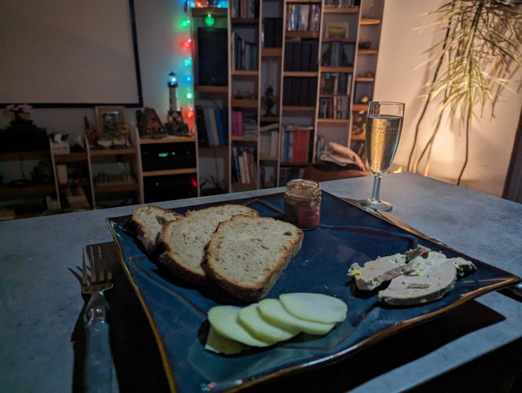 Foie gras et sa crème d’oignons, fines lamelles de choux rave