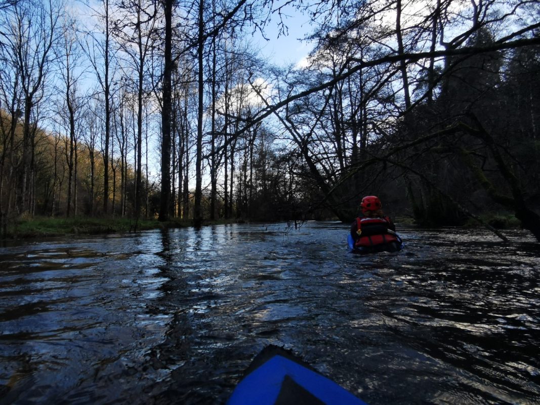 Contraste de lumière dans le fond du lit de la rivière