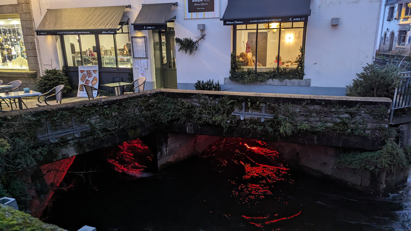 Le salon de gaufre au dessus du tunnel sur l'Aven