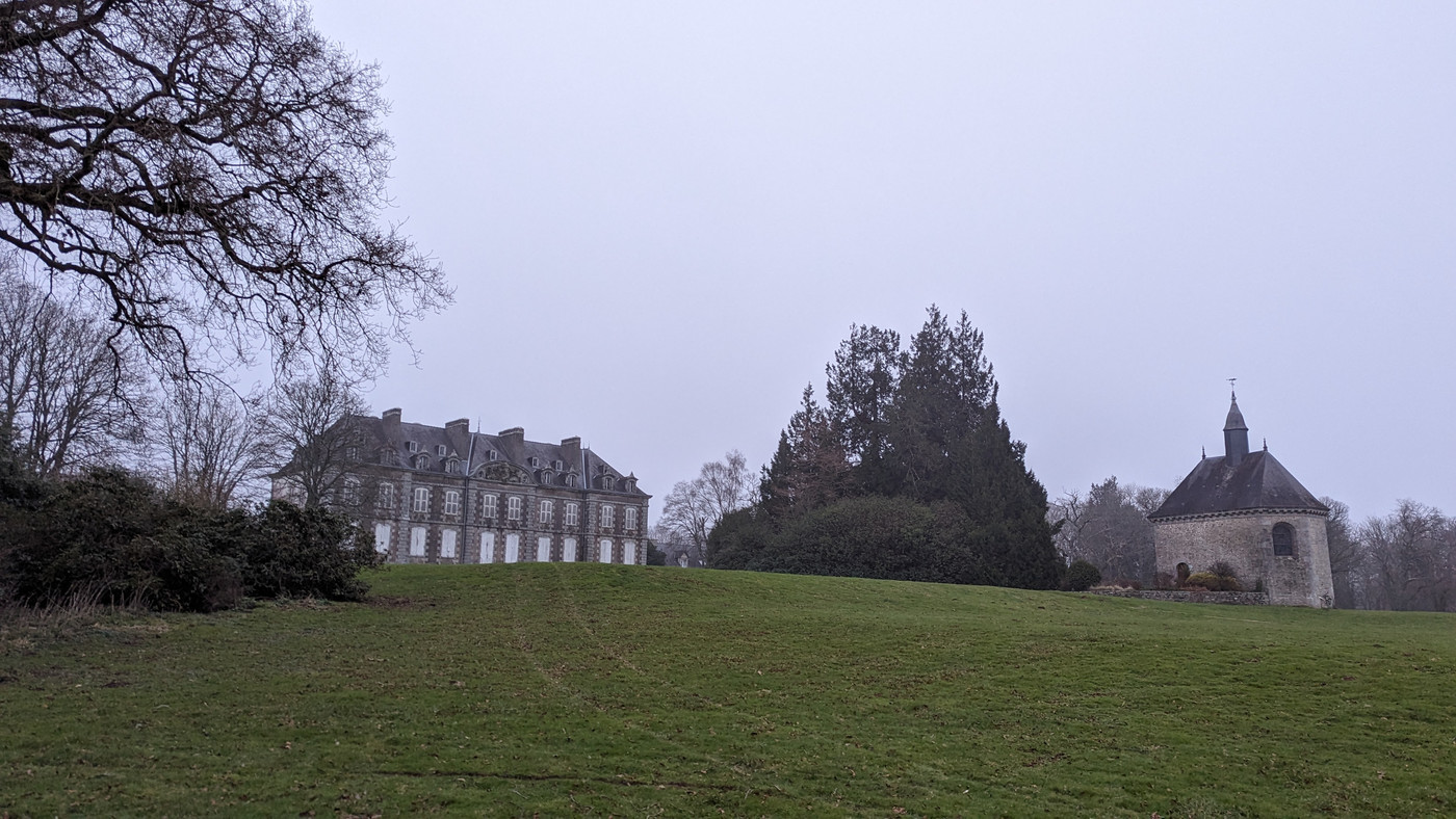 Le parc du château de Plouay au matin