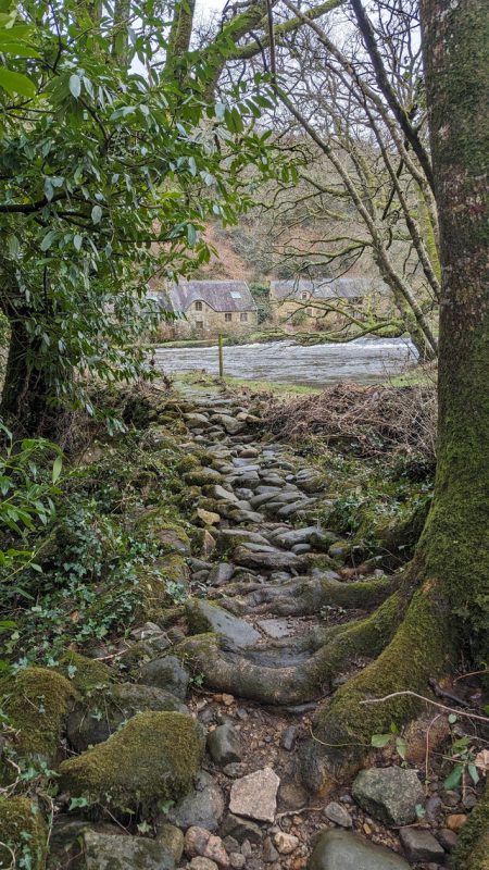 Petit chemin de pierre devant le moulin de Mouhot, à l'arrivé