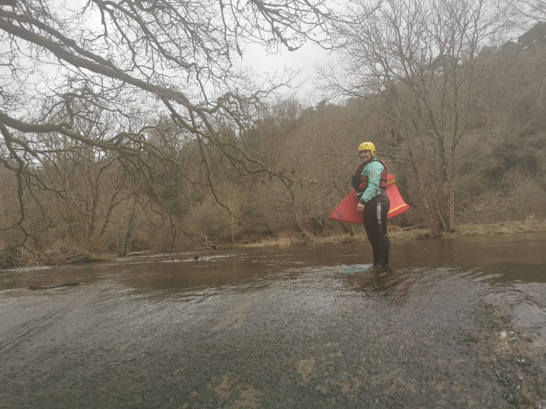 Magali sur un barrage deversant