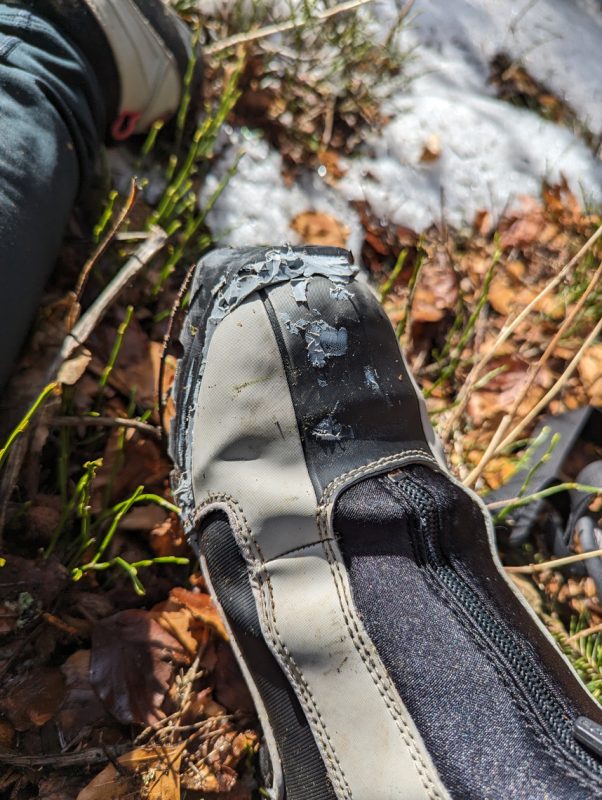 La réparation de la chaussure tient bien