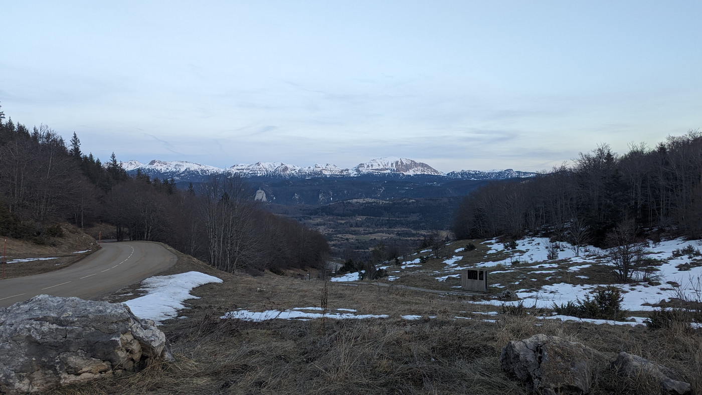 Au loin des sommets plus abrupt.