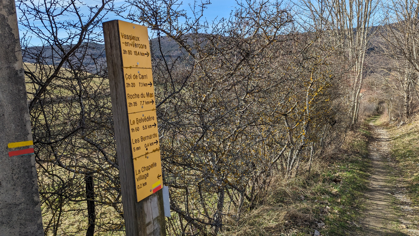 Premier sentier, et balisage qui semble bien complet