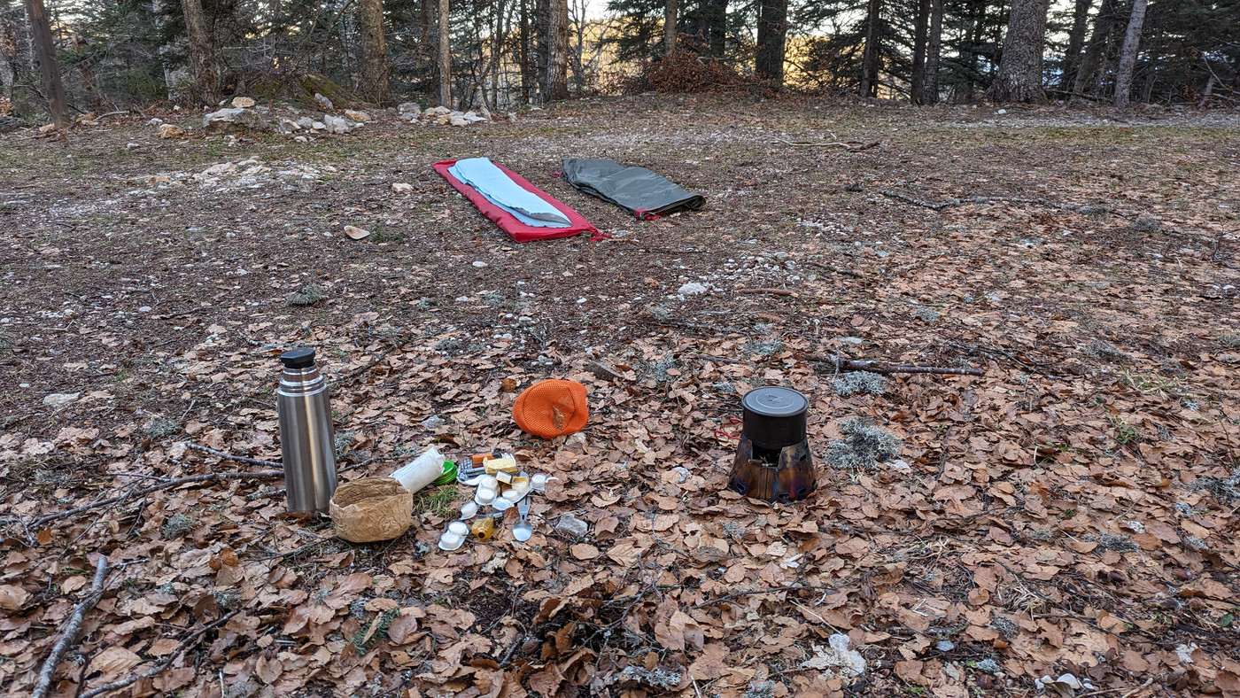 Rangement du bivouac au sec pendant que l’eau chauffe