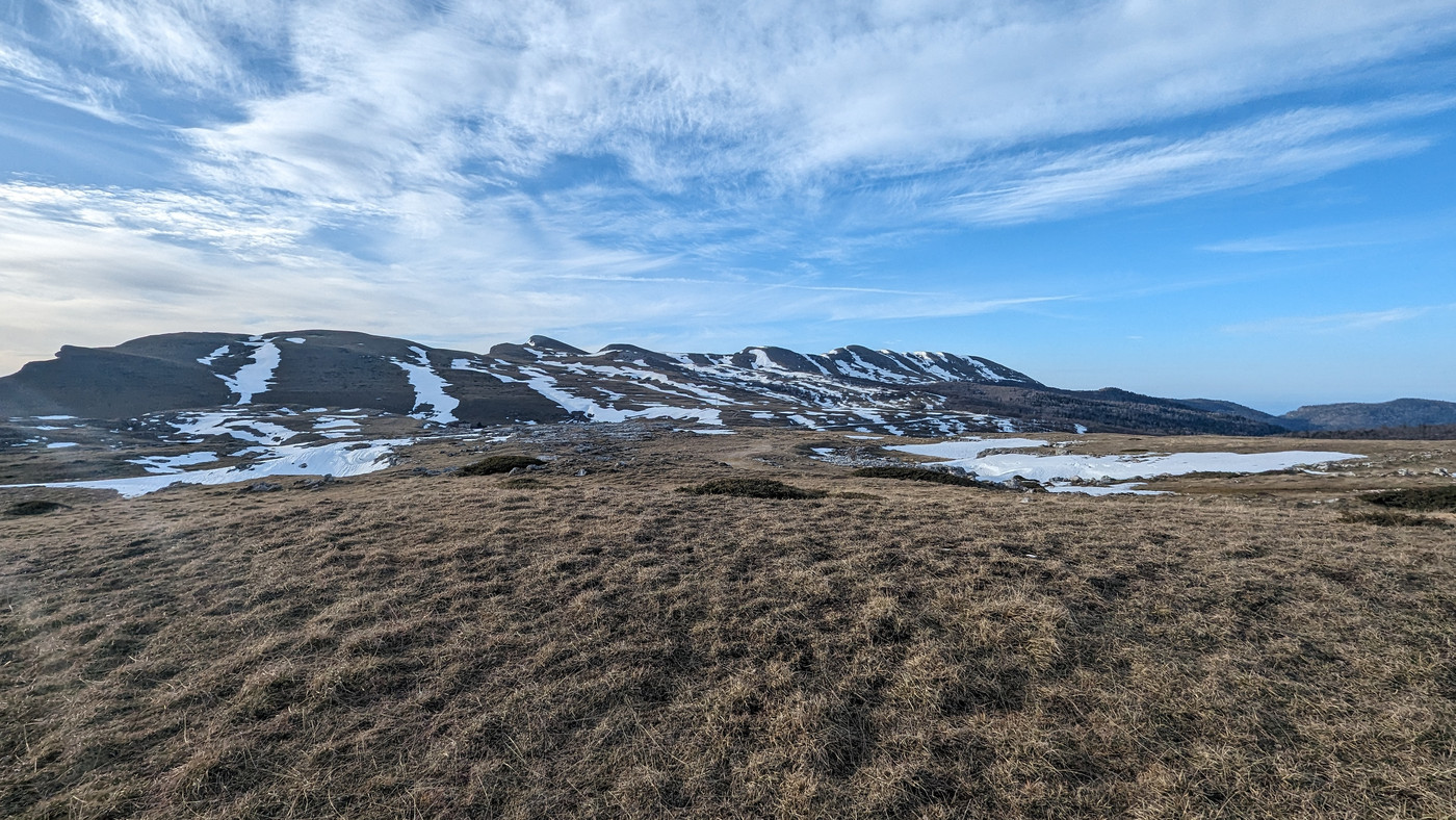 Le plateau au-dessus de Fond d’Urle, ville cachée dans un « cratère » à l’abri du vent