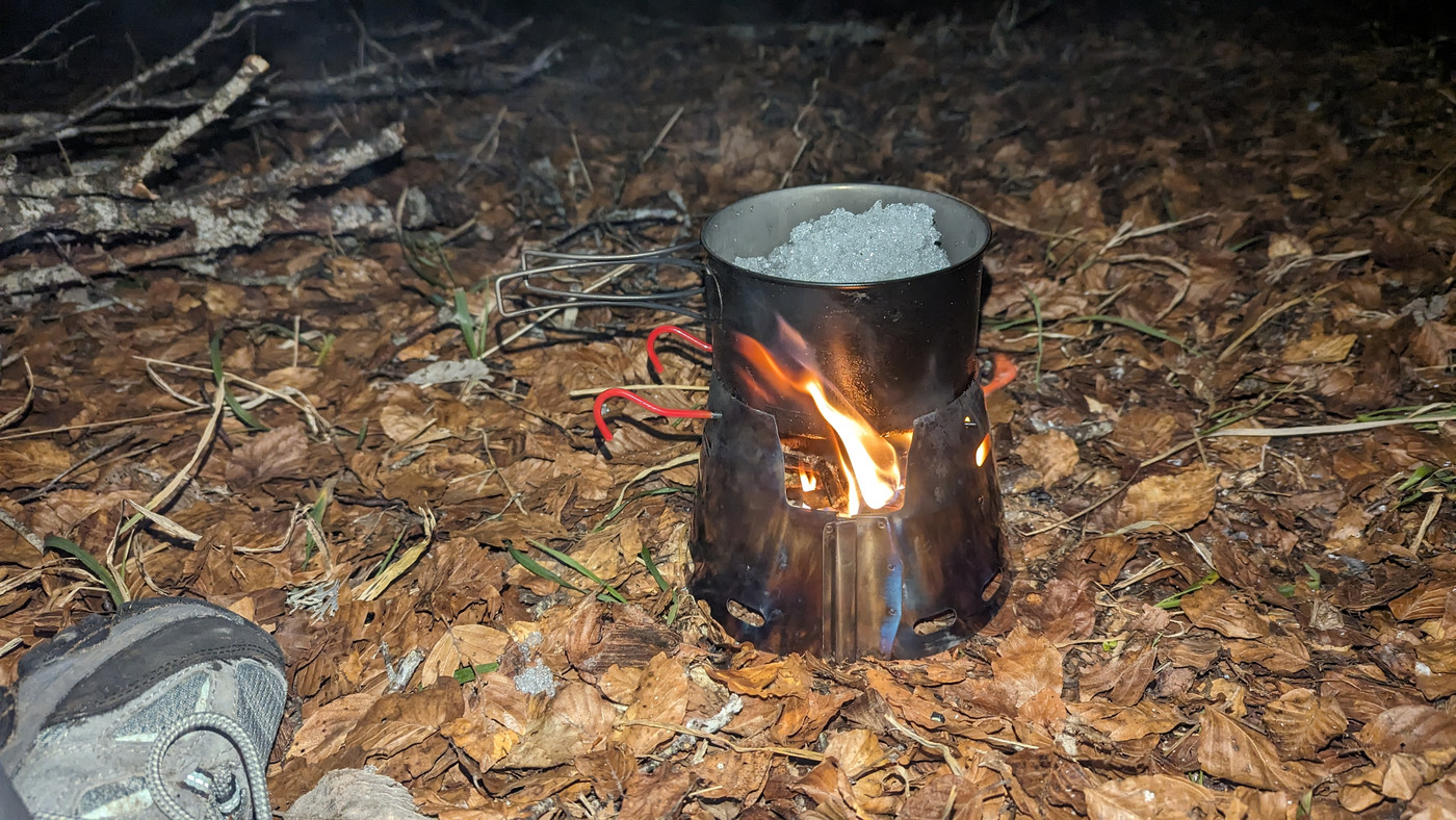 Création d’eau chaude à partir de neige au feu de bois