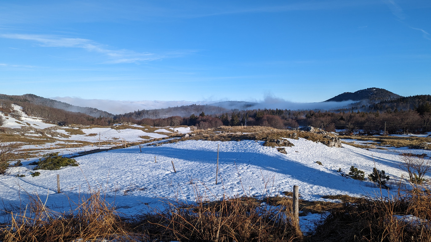 Vue de la route entre le village et les pistes