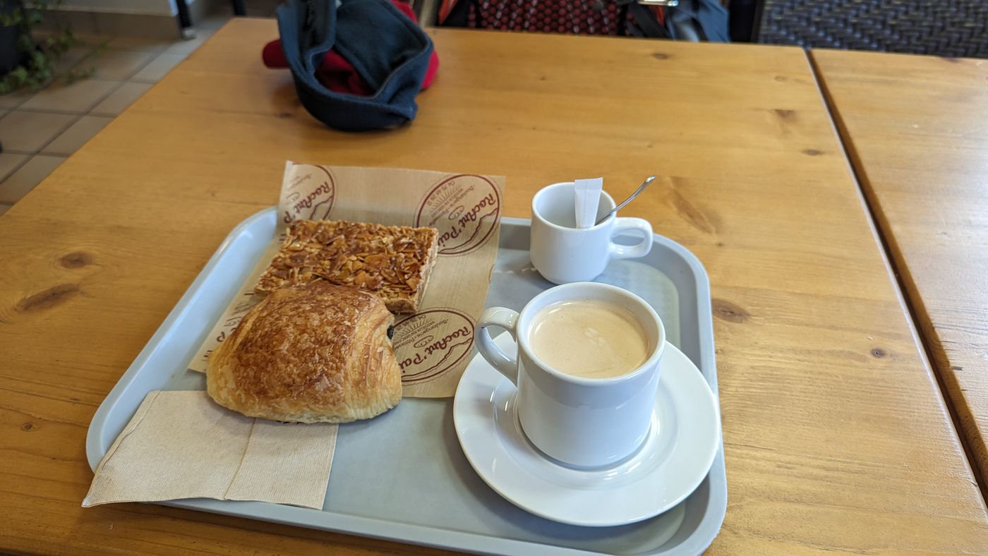 Café et feuilleté amandes miel