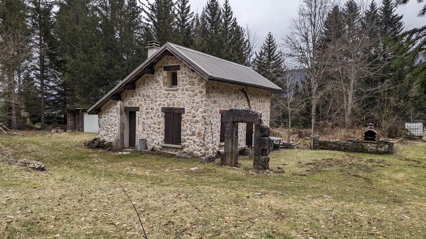 Petit chalet à entrée de la forêt